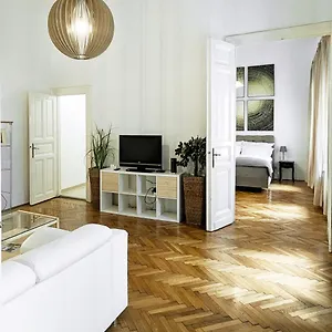 heart-of-the-city-entire-very-big-apartment.inbudapesthotels.com/
